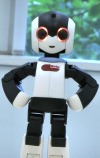 高橋特任准教授とヒューマイノイドロボット「Robi」