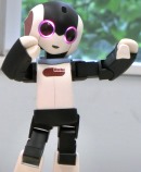 高橋特任准教授とヒューマイノイドロボット「Robi」