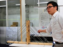 橋梁モニタリングついて説明する鈴木助教