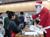 サンタさんからのクリスマスプレゼントにニッコリ