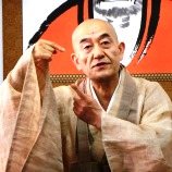 茶禮で講話する小島老師