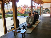 独参(老師との一対一問答)の順番を待つ