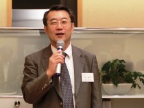 >開講式(二部)で挨拶する大和裕幸理事・副学長