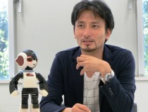 高橋特任准教授とヒューマイノイドロボット「Robi」