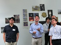 説明するYue-Lin Sming Tsai特任研究員(左)とAlessandro Sonnenfeld特任研究員(中央)