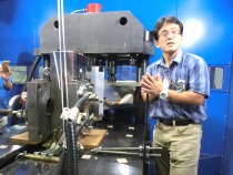 電磁濃縮超強磁場発生装置の解説をする松田准教授