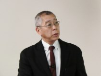 物性研究所の概要説明をする瀧川所長