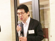 開講式(二部)で挨拶する吉見俊哉副学長