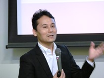 講演をする中村教授