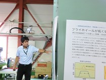 フライホイール型直流発電機の解説をする徳永准教授