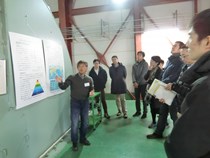 フライホイール型直流発電機のを説明する金道教授