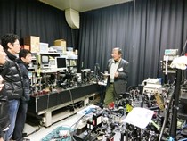 半導体レーザーの実験装置について解説する秋山教授