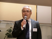 キックオフ懇談会で挨拶する小関敏彦理事・副学長・EMP室長