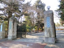 大正14年に建設された表門(登録有形文化財)