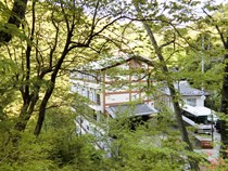 新緑に囲まれた赤城山中腹(標高約900m)にある宿