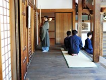 正座で独参(老師との一対一問答)