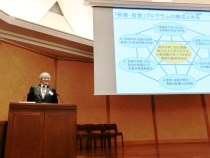 横山禎徳EMP企画推進責任者によるチーム発表の説明