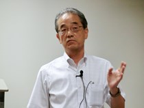 Kavli IPMUの概要説明をする春山副機構長