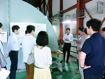 フライホイール型直流発電機の解説をする徳永准教授