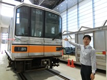 実験鉄道車両について説明する中野准教授