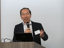 ITS実験フィールドについて説明する須田教授