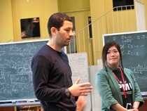ラウンジで説明するMacias特任研究員(左)と角林学術支援専門職員(右)