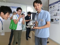 昆虫操縦型ロボットついて説明する安藤特任講師