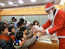 サンタさんからのクリスマスプレゼントにニッコリ