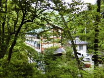 新緑に囲まれた赤城山中腹(標高約900m)にある宿