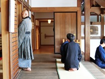 正座で独参(老師との一対一問答)