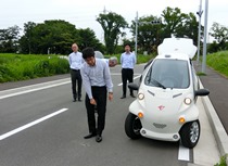 実験鉄道車両について説明する中野教授