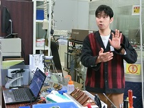 電磁濃縮超強磁場発生装置の解説をする小濱助教