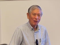 山田興一総長室顧問による「自然理解の基礎Ⅲ」の講義