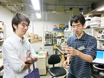 昆虫嗅覚受容体を利用した匂いバイオセンサ開発について説明をする照月特任助教