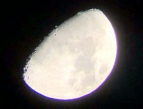 大型双眼鏡で見た月のクレーター（デジカメで撮影）