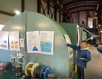 フライホイール型直流発電機を説明する金道教授