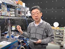 先端分光実験棟で最先端レーザー開発を説明する小林教授
