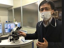 電子顕微鏡を説明する山次教授